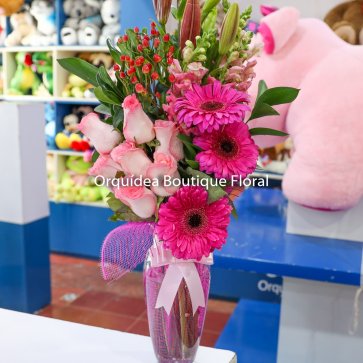 Violetero de 7 Rosas y 3 Gerberas