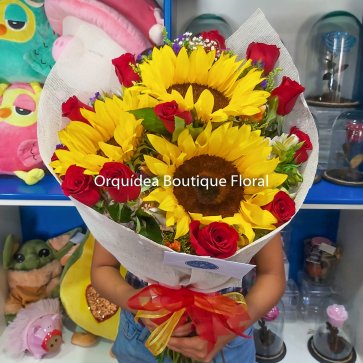 Ramo de 12 Rosas con 3 Girasoles