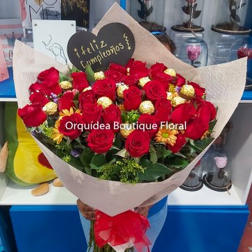 Ramo de 36 Rosas y 15 Ferreros