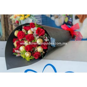 Docena de Rosas con 8 Ferreros